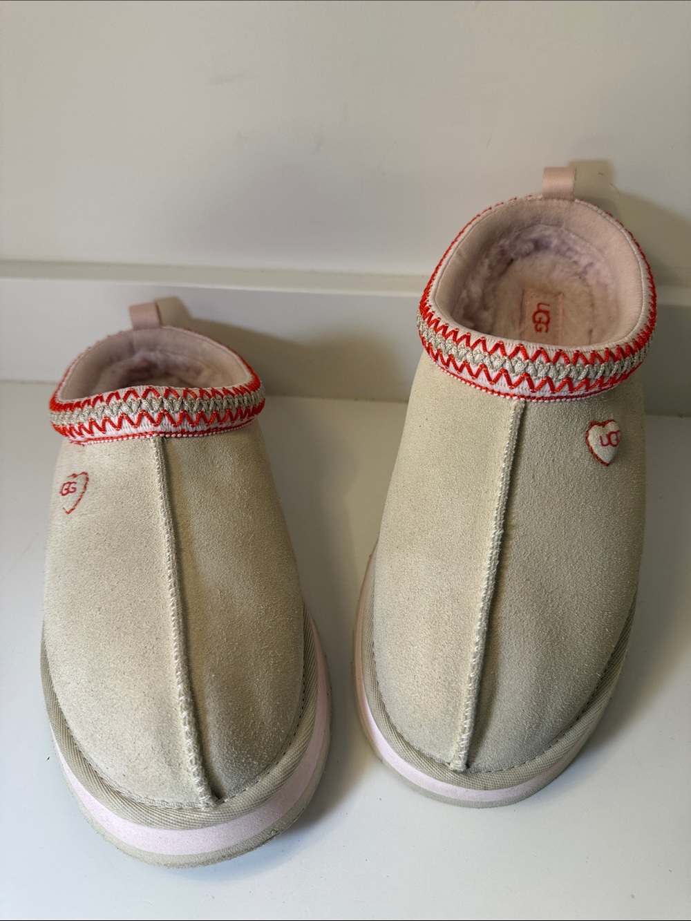 UGG Big Kids Tazz Love ‘26 Slippers with Pink & Red Trim - Size 6